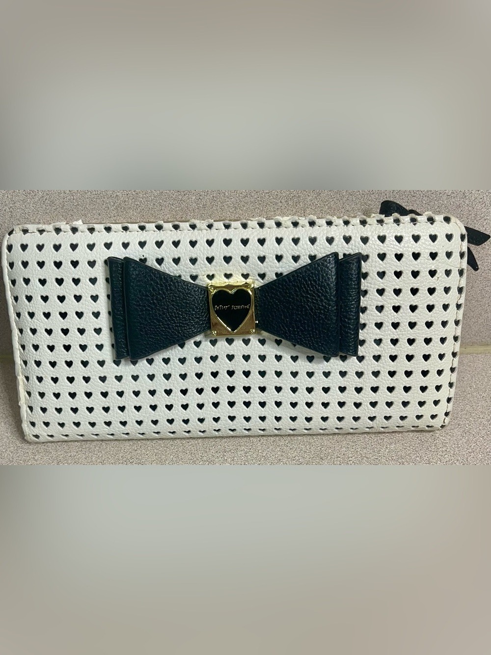 Betsey Johnson White Heart Cutout Bow Zip Around Wallet Black Clutch EUC Read